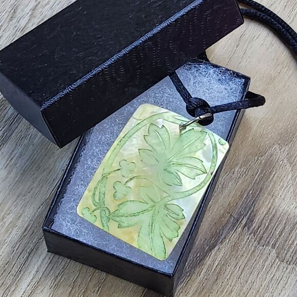 Vintage Jewelry - 🔺️Green Etched & Painted Leaf Print Seashell Pendant Necklace